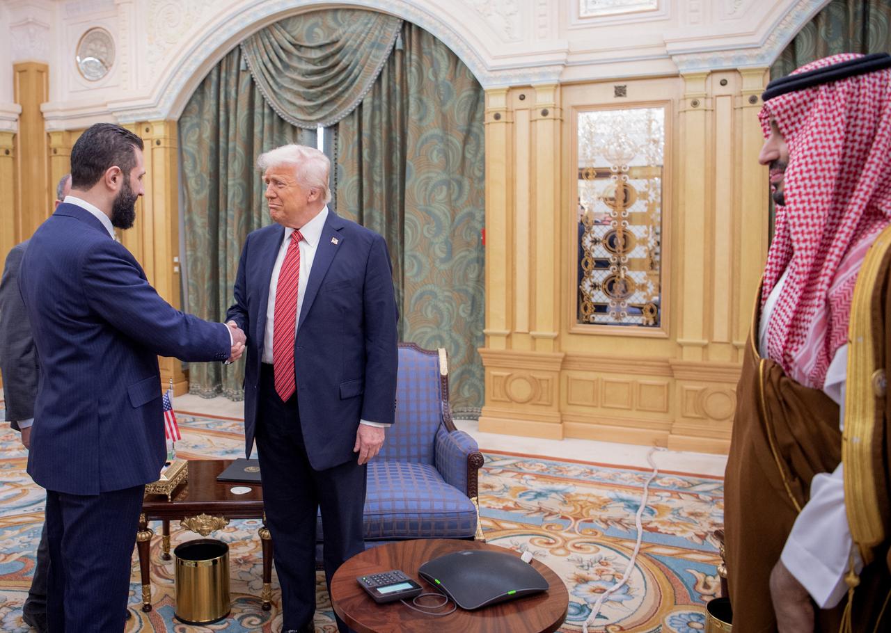 A handout picture provided by the Saudi Royal Palace shows Saudi Crown Prince Mohammed bin Salman (R) watching as U.S. President Donald Trump (C) shakes hands with Syria's interim president Ahmed al-Sharaa in Riyadh on May 14, 2025. (AFP Photo)