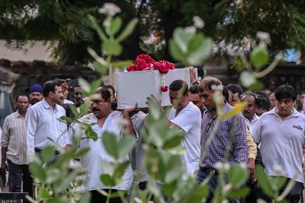 Relatives carry the coffin of a victim, who was killed in the Air India Flight 171 crash, during a funeral ceremony in Ahmedabad, India on June 15, 2025. (AFP Photo)